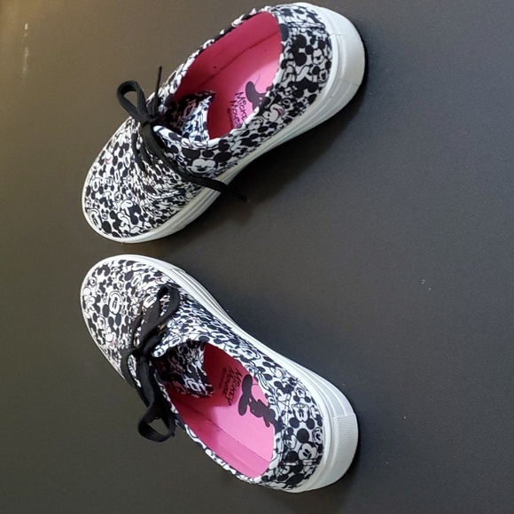 Disney Mickey Mouse Sneakers size 7 ladies - Picture 3 of 4